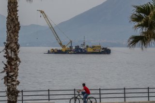 La barge flottante surveille la mer au large de Porticello, près de Palerme, en Sicile, où le superyacht britannique Bayesian a coulé le 19 août 2024, tandis que les opérations de récupération ont commencé début mai. KEYSTONE/AP/SALVATORE CAVALLI